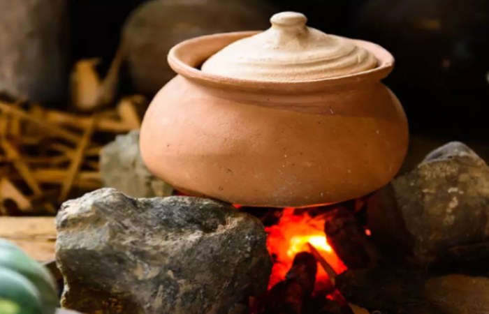 6 Health Benefits of Cooking Earthen Pot Food_ (1)